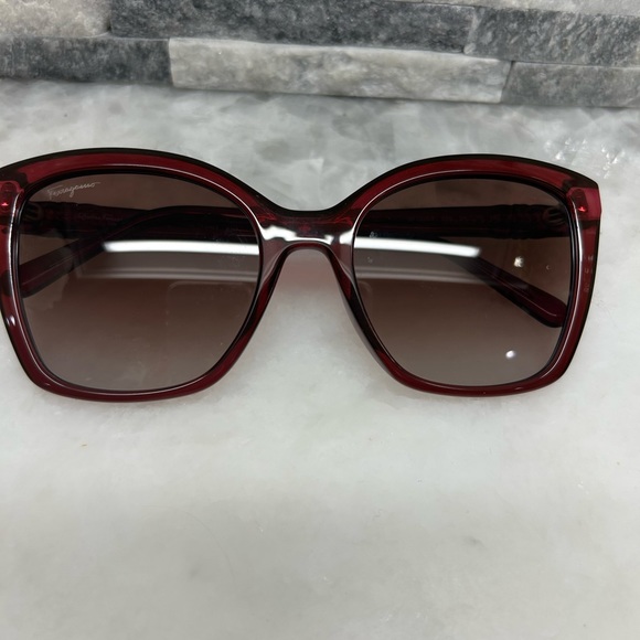 Salvatore Ferragamo Sunglasses NEW - Picture 9 of 10